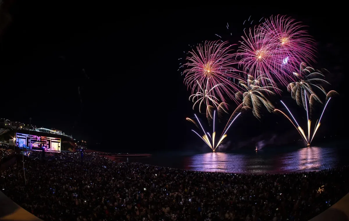 Capodanno: fuochi d'artificio sul mare davanti alla folla