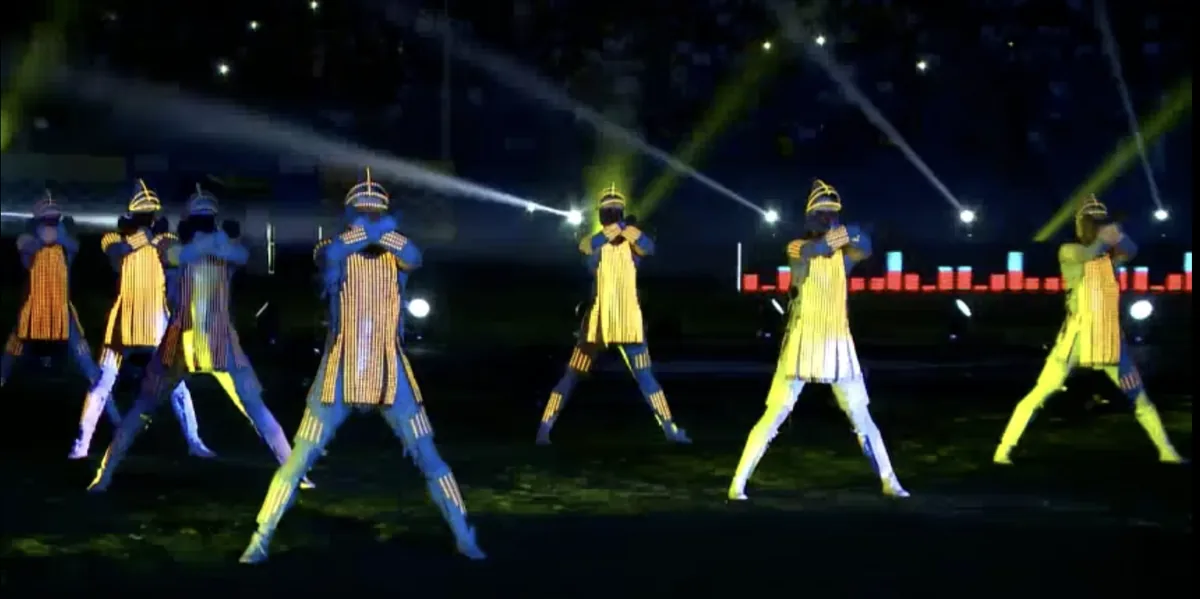 Cerimonia sportiva con performer in costumi LED